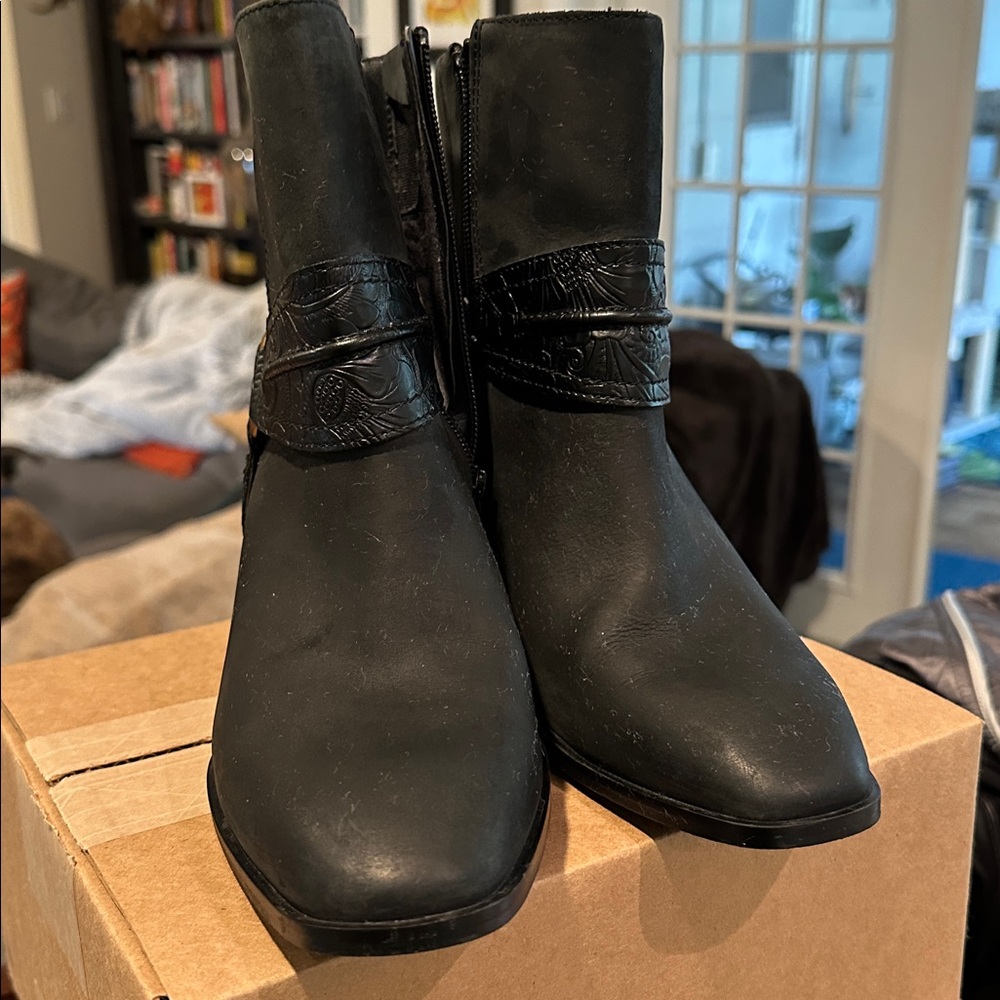 Vionic Carnelia black leather ankle boot, 3.25" block heel, size 8 - Picture 6 of 6